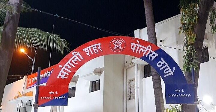 Sangli Crime : वाढत्या गुन्हेगारीवर सांगली पोलिसांचा तडीपारीनं इलाज, दोन सराईत टोळ्यांतील 17 जणांवर कारवाई