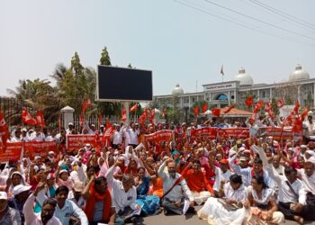 भारत बंदच्या पार्श्वभूमीवर विविध कामगार संघटनांचे जिल्हाधिकारी कार्यालयावर आंदोलन