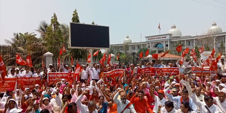 भारत बंदच्या पार्श्वभूमीवर विविध कामगार संघटनांचे जिल्हाधिकारी कार्यालयावर आंदोलन