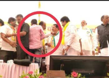 थेट पोलिसांनाच आव्हान..! भर स्टेजवर शिवसेना जिल्हाप्रमुखांच्या खिशातून ५० हजार रुपयांच्या बंडलवर मारला ‘ हात ‘…गुन्हा दाखल.