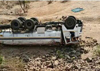 तब्बल चाळीस फूट खोल दरीत कोसळला टँकर ..! ‘या’ घाटात झाला हा अपघात