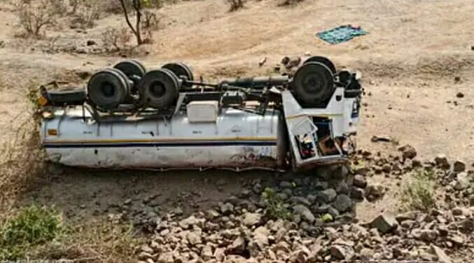 तब्बल चाळीस फूट खोल दरीत कोसळला टँकर ..! ‘या’ घाटात झाला हा अपघात