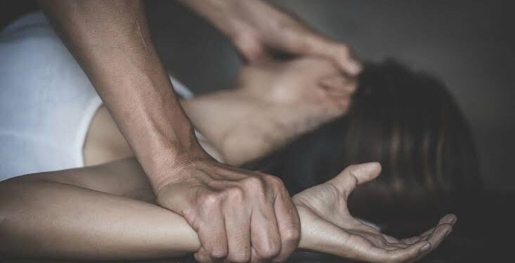 धक्कादायक, चुलतीवर पुतण्याने केला तोंड दाबून बलात्कार..!