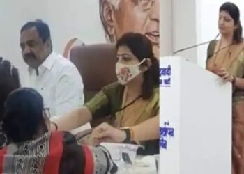 रुपाली चाकणकरांच्या राजीनाम्यामुळे महिलांना अश्रू अनावर, ताई नको… ताई नको, राजीनामा नको