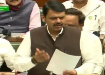 बार्शीच्या पोलीस निरीक्षका विरोधात मी स्वतः हजारोंचा मोर्चा काढेन, फडणवीसांच्या इशाऱ्यानंतर तरी कारवाई होईल का..?