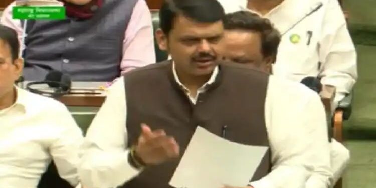 बार्शीच्या पोलीस निरीक्षका विरोधात मी स्वतः हजारोंचा मोर्चा काढेन, फडणवीसांच्या इशाऱ्यानंतर तरी कारवाई होईल का..?