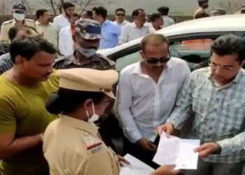 ” काहीही घडलं तर तुम्ही जबाबदार राहणार..” , खेडच्या पोलीस निरीक्षक निशा जाधव यांनी केला किरीट सोमय्यांना नोटीस देण्याचा प्रयत्न .