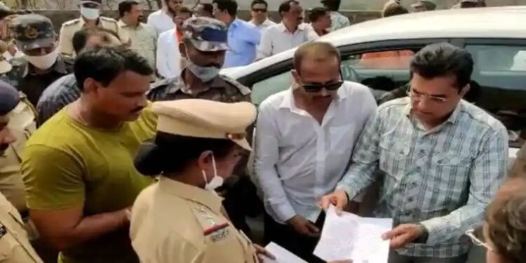 ” काहीही घडलं तर तुम्ही जबाबदार राहणार..” , खेडच्या पोलीस निरीक्षक निशा जाधव यांनी केला किरीट सोमय्यांना नोटीस देण्याचा प्रयत्न .