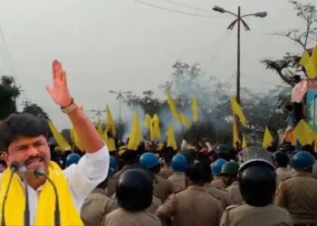 पोलिसांनी अडवले, पडळकर-खोत यांनी रस्त्यावरच मांडला ठिय्या,