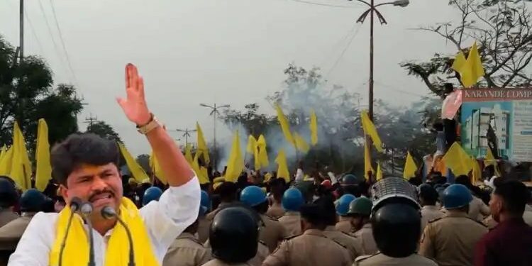 पोलिसांनी अडवले, पडळकर-खोत यांनी रस्त्यावरच मांडला ठिय्या,