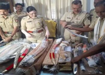 ब्रेकिंग | ३७ तलवारी जप्त, डीटीडीसी कुरिअर कार्यालयावर छापा, पोलिसांची मोठी कारवाई..