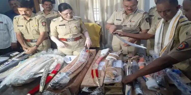 ब्रेकिंग | ३७ तलवारी जप्त, डीटीडीसी कुरिअर कार्यालयावर छापा, पोलिसांची मोठी कारवाई..