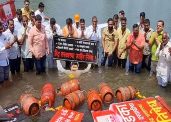 कृष्णा नदीत गॅस सिलेंडर अर्पण, सांगलीत महागाईच्या निषेधार्थ अनोखे आंदोलन..