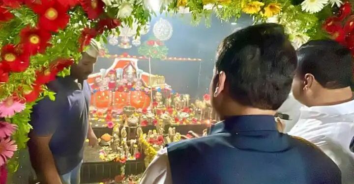 आरेवाडीच्या विकासासाठी केंद्राकडून निधी आणणार, देवेंद्र फडणवीसांनी घेतले बिरोबाचे दर्शन..