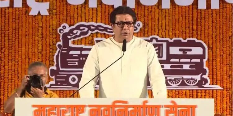 ‘ साला पळून कोणाबरोबर गेली, लग्न कोणाबरोबर केलं.?’ उद्धव ठाकरेंच्या जुगाडावर राज ठाकरेंचं थेट बोट..