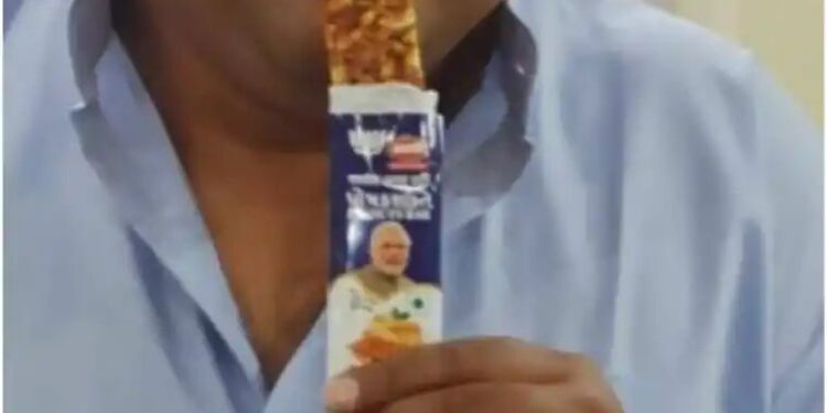 भाजपाने बाजारात आणलं नवं चॉकलेट ,पॅकेटवर छापला पंतप्रधान नरेंद्र मोदींचा फोटो..