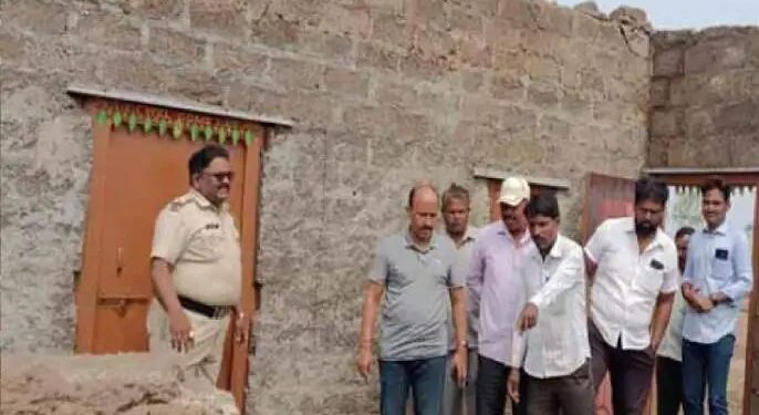 वादळी वाऱ्यामुळे भिंत कोसळून १ ठार, २जण जखमी…