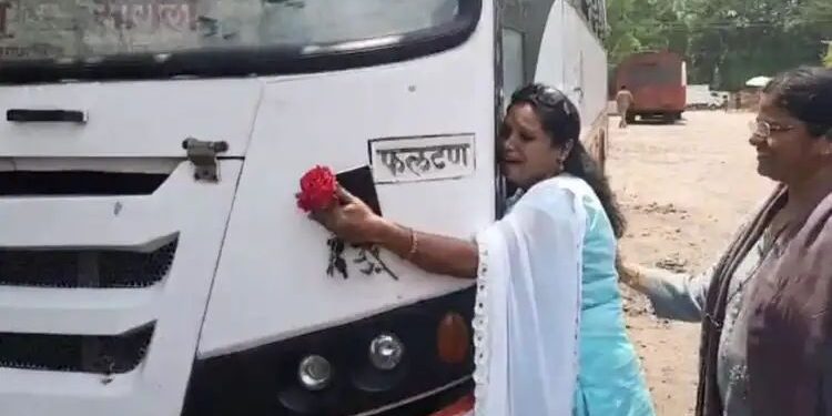 सांगली | कामावर परतताच लाल परीला पाहून महिला कर्मचारी रडल्या, बसला मारली मिठी..