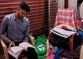 बस स्टँडवर पाणी विकणारा अभिजित बनला ‘आरटीओ’ ऑफिसर