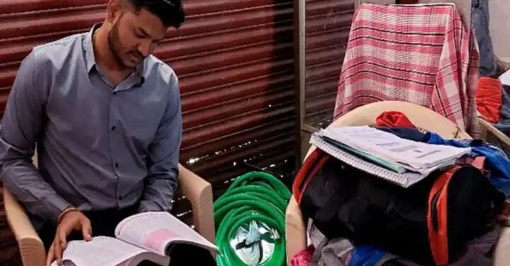 बस स्टँडवर पाणी विकणारा अभिजित बनला ‘आरटीओ’ ऑफिसर