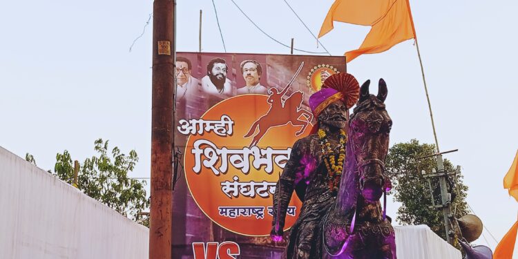 पश्चिम महाराष्ट्रातील सर्वात मोठी अश्वारूढ शिवाजी महाराजांची मूर्ती ठरतेय मिरजकरांसाठी आकर्षण, शिवभक्त विकास सूर्यवंशी यांनी आयोजित केली भव्य मिरवणूक….