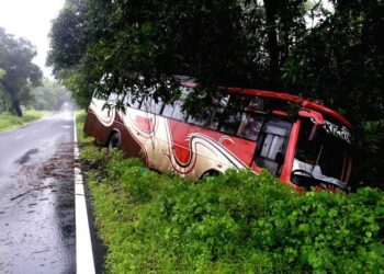 मुंबई गोवा मार्गावर अंजणारी घाटात मुंबईहून गोव्याकडे जाणारी ग्लोबल ट्रॅव्हल्सची खासगी बस पलटी …