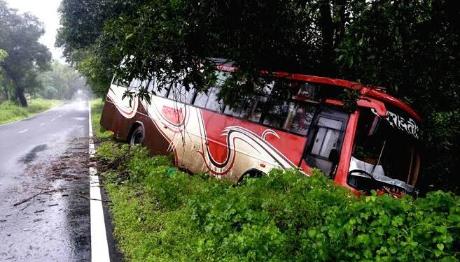 मुंबई गोवा मार्गावर अंजणारी घाटात मुंबईहून गोव्याकडे जाणारी ग्लोबल ट्रॅव्हल्सची खासगी बस पलटी …