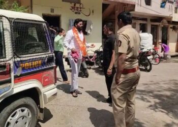 मनसे आंदोलक, पोलिसांमध्ये झाली झटापट..