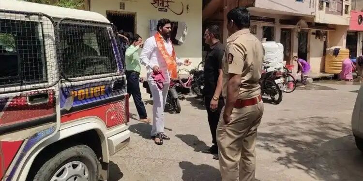 मनसे आंदोलक, पोलिसांमध्ये झाली झटापट..