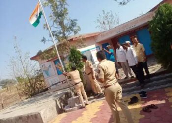 १ मे चा झेंडा फडकवून मुख्याध्यापक झाला गायब ; दोन दिवस झेंडा फडकत होता, पोलिसांनी केला गुन्हा दाखल….