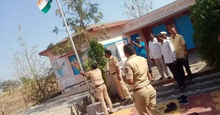 १ मे चा झेंडा फडकवून मुख्याध्यापक झाला गायब ; दोन दिवस झेंडा फडकत होता, पोलिसांनी केला गुन्हा दाखल….