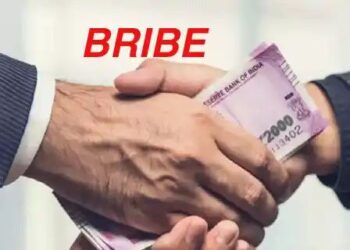 लाज सोडली अन लाच घेतली..? २० हजारांची लाच स्वीकारताना हवालदार एसीबी च्या जाळ्यात..!