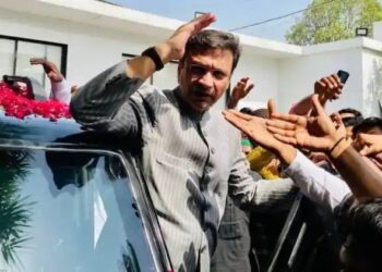 औरंगजेबाच्या कबरीचं दर्शन, राज्यातलं राजकारण पेटलं..?