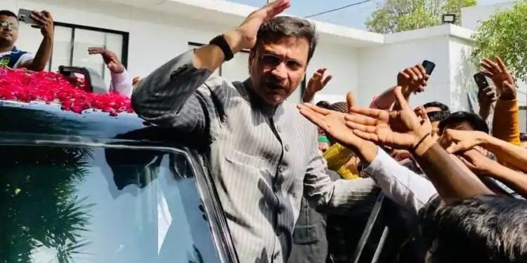 औरंगजेबाच्या कबरीचं दर्शन, राज्यातलं राजकारण पेटलं..?