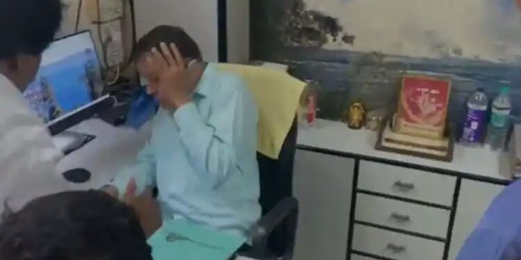 भाजपचे प्रवक्ते विनायक आंबेकर यांना राष्ट्रवादीच्या कार्यकर्त्यांकडून मारहाण..