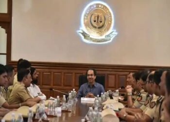 पोलिसांना मिळणार मुंबईत ५० लाखात घर; राज्य सरकारची घोषणा…