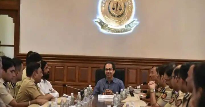 पोलिसांना मिळणार मुंबईत ५० लाखात घर; राज्य सरकारची घोषणा…