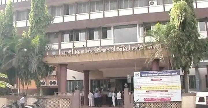 परस्पर साखर विक्रीचा आरोप ; विटा तहसीलदारांविरोधात तक्रार, स्वाभिमानाचा भक्कम पाठिंबा…