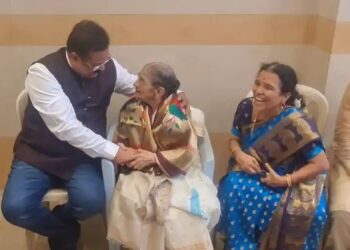 सांगलीत “दार उघड बये दार उघड..” ९९ वर्षांच्या आजींना भेटण्यास ‘भाऊजी’ हजर..!