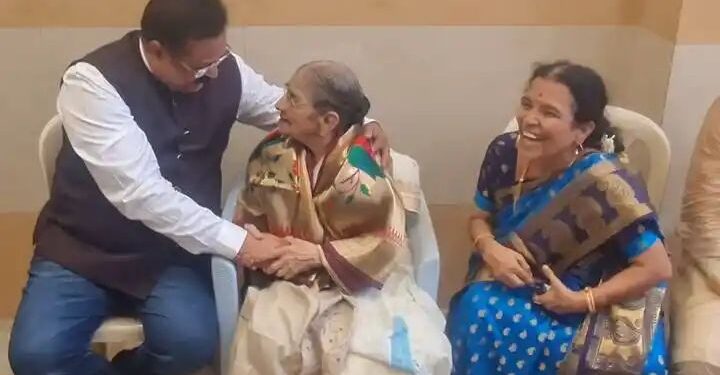सांगलीत “दार उघड बये दार उघड..” ९९ वर्षांच्या आजींना भेटण्यास ‘भाऊजी’ हजर..!