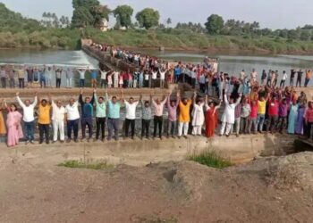 सांगली : कृष्णा नदीवरील बंधारा हटविण्यास स्थानिक पर्यावरण प्रेमींचा विरोध..