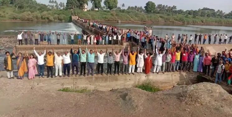 सांगली : कृष्णा नदीवरील बंधारा हटविण्यास स्थानिक पर्यावरण प्रेमींचा विरोध..