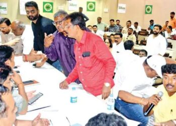 माजी नगरसेवकाची शिफारस; सभागृह नेते संतापले; शाखा अभियंत्याची स्वाक्षरी बोगस : नगरसेवक आक्रमक; महापौरही भडकले..