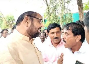 सदाभाऊंची हॉटेलात मोठी उधारी..? ८ वर्षानंतर हॉटेल मालक कार्यकर्त्यांसमोरच पडला भारी..??