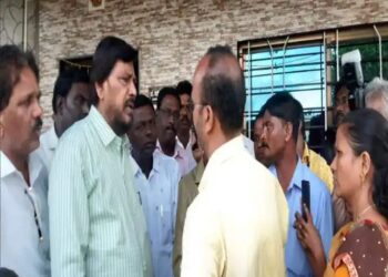 म्हैसाळ सामूहिक आत्महत्या प्रकरण: केंद्रीय मंत्री रामदास आठवले यांनी दिली भेट; आरोपींवर कठोर कारवाई करण्याची मागणी..