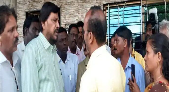 म्हैसाळ सामूहिक आत्महत्या प्रकरण: केंद्रीय मंत्री रामदास आठवले यांनी दिली भेट; आरोपींवर कठोर कारवाई करण्याची मागणी..