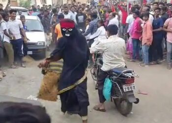 अंगावर काळी साडी अन हातात सूप..! सांगलीत अवतरली भुताची आई ‘तडकडताई’..