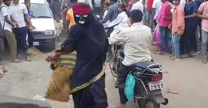 अंगावर काळी साडी अन हातात सूप..! सांगलीत अवतरली भुताची आई ‘तडकडताई’..