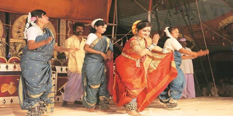 तमाशाचे दिवस अन दिवसांचा तमाशा..