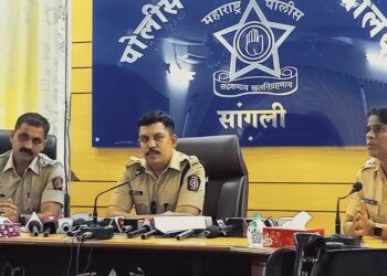 म्हैसाळ हत्याकांड ! धक्कादायक माहिती समोर – बाटलीतून काळ्यारंगाचे दिले विष : आरोपींची संख्या वाढण्याची शक्यता.? महाराष्ट्र अंधश्रद्धा अधिनियम नुसार कलम वाढवले : भामट्या मांत्रिकाकडून हे केले जप्त :